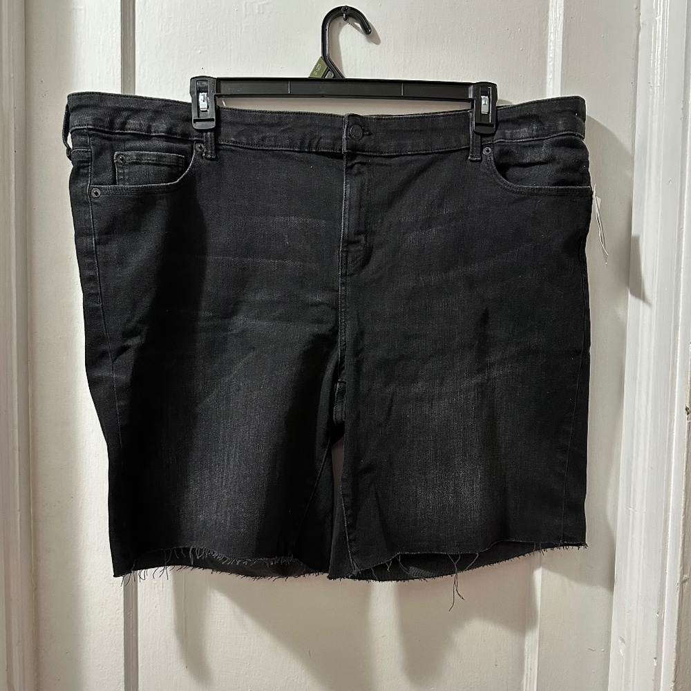 True Craft Black Bermuda Shorts in 24W NWT‎